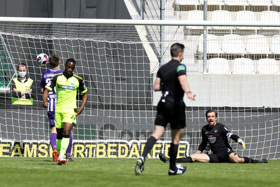Bitter! Paderborn-Kicker Christopher Antwi-Adjei (2.v.l.) trifft zum 7:3 für sein Team. Aue-Keeper Martin Männel (r.) ist dementsprechend frustriert.