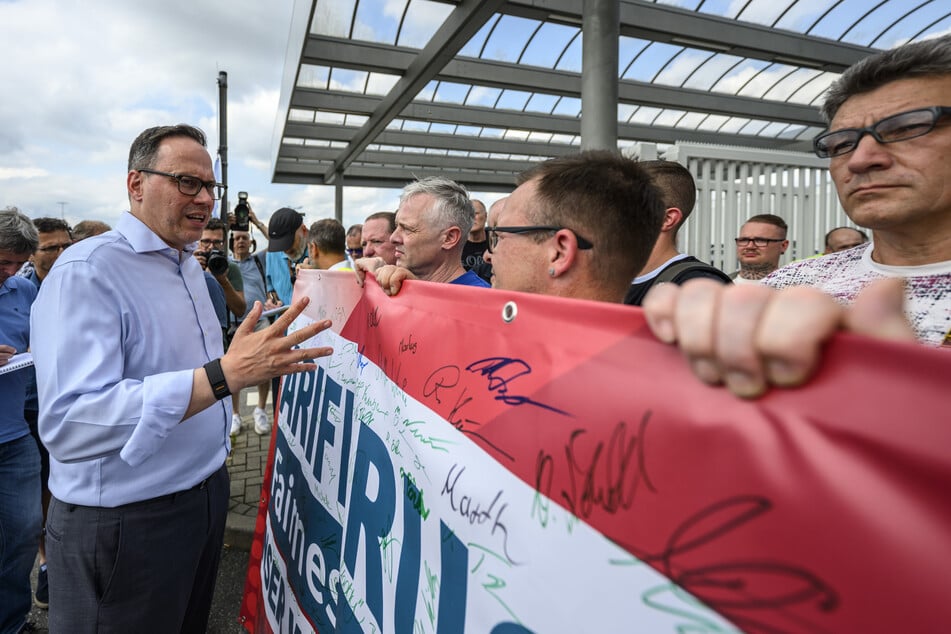 Sachsens Wirtschaftsminister Dirk Panter (52, SPD) im Gespräch mit den Zwickauern.