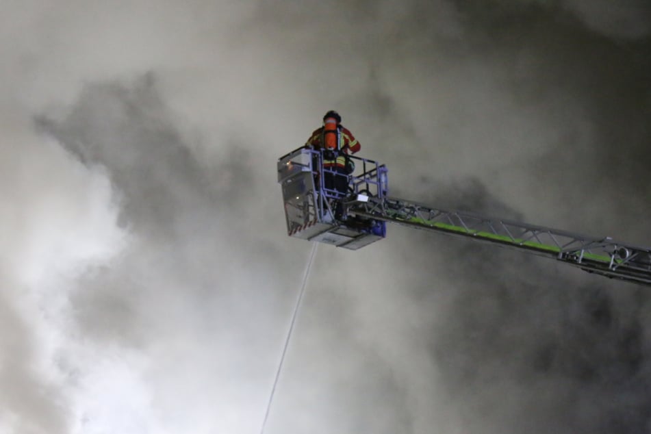 Die Feuerwehr ist seit Stunden mit den Löscharbeiten beschäftigt. Wie lange der Einsatz noch dauern wird, ist nicht absehbar.