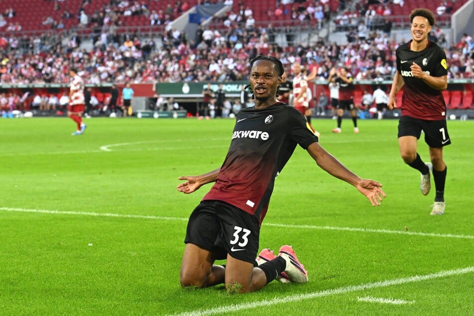 4:1! Jordy Makengo (25) macht die Vorentscheidung für den SC Freiburg perfekt.