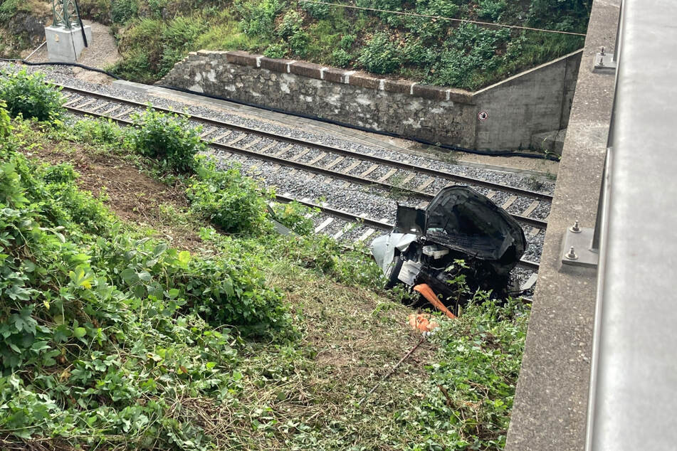 Das Autowrack liegt an den Gleisen der Bahnstrecke Regensburg-Nürnberg.