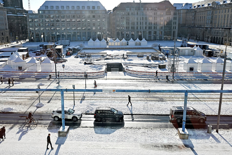 Der Aufbau des "Dresdner Winterfestes" läuft auf dem Altmarkt auf Hochtouren.