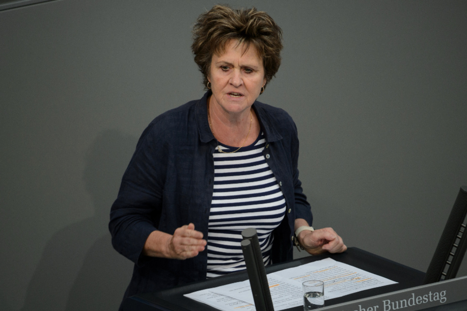 Berlin: Sabine Zimmermann (Die Linke) spricht bei der 38. Sitzung des Bundestages im Reichstagsgebäude.