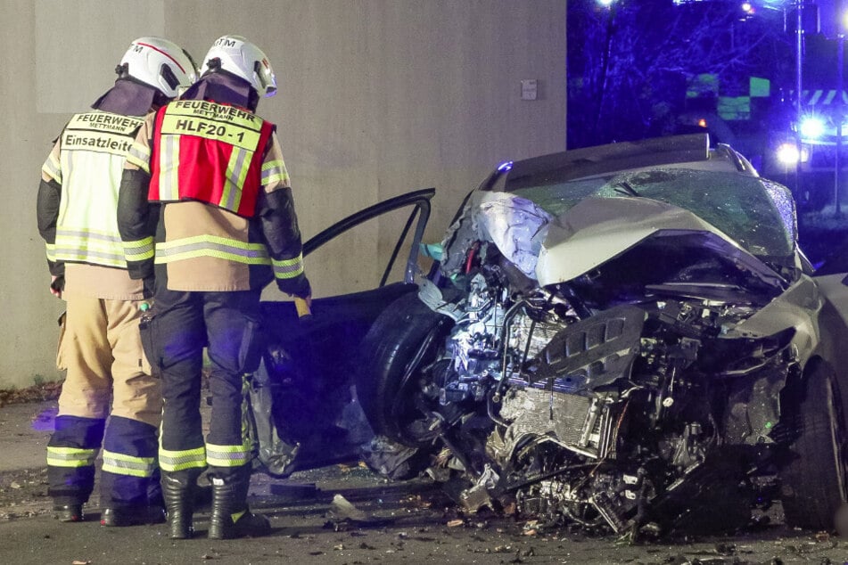 Seat brettert gegen Brückenpfeiler - 59-Jähriger stirbt im Krankenhaus