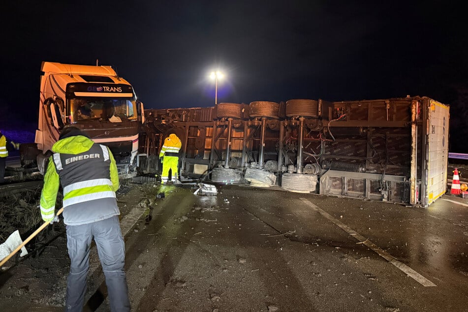 Der Auflieger blockiert die A9 in Richtung Nürnberg.
