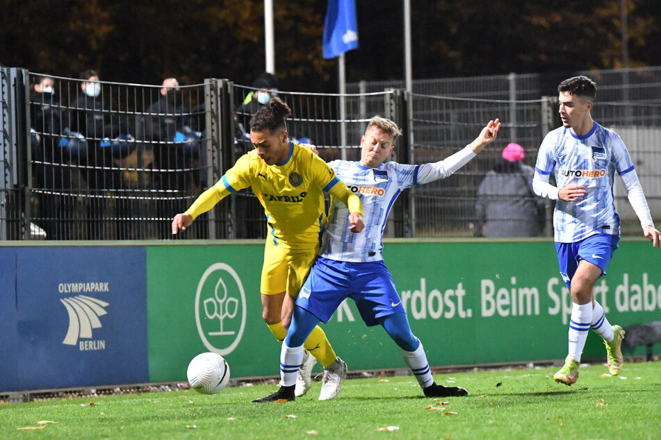 Theo Ogbidi (l.) leitete immer wieder Angriffe für die Gäste ein, kämpft hier gegen Kapitän Tony Fuchs.