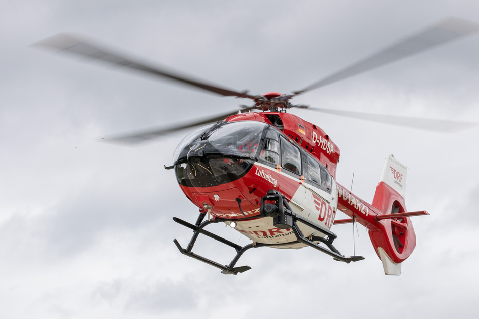 Ein Rettungshubschrauber brachte den 21-Jährigen in eine Klinik. (Symbolbild)