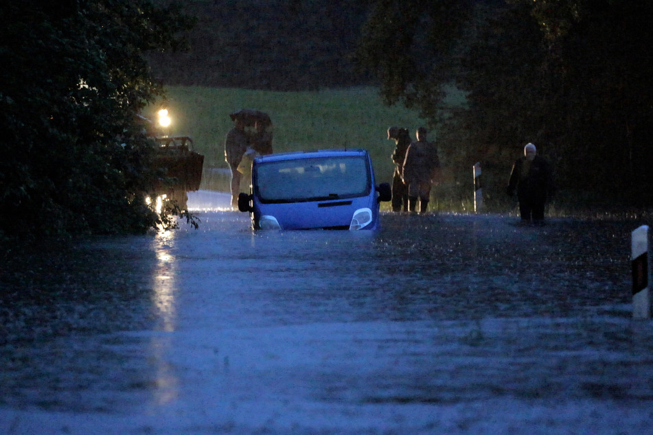 Land unter am Bodensee: Mehrere Straßen in der Region waren wegen heftiger Regenfälle nicht mehr passierbar.