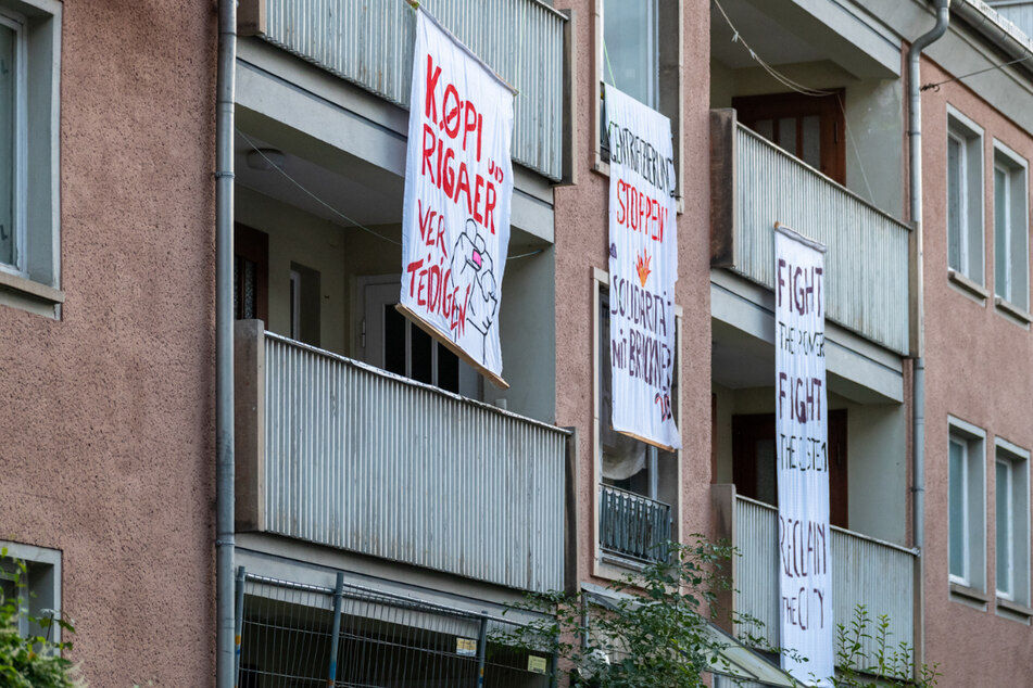 An dem Haus waren mehrere Banner und Transparente befestigt. Im Gebäude befand sich aber niemand.