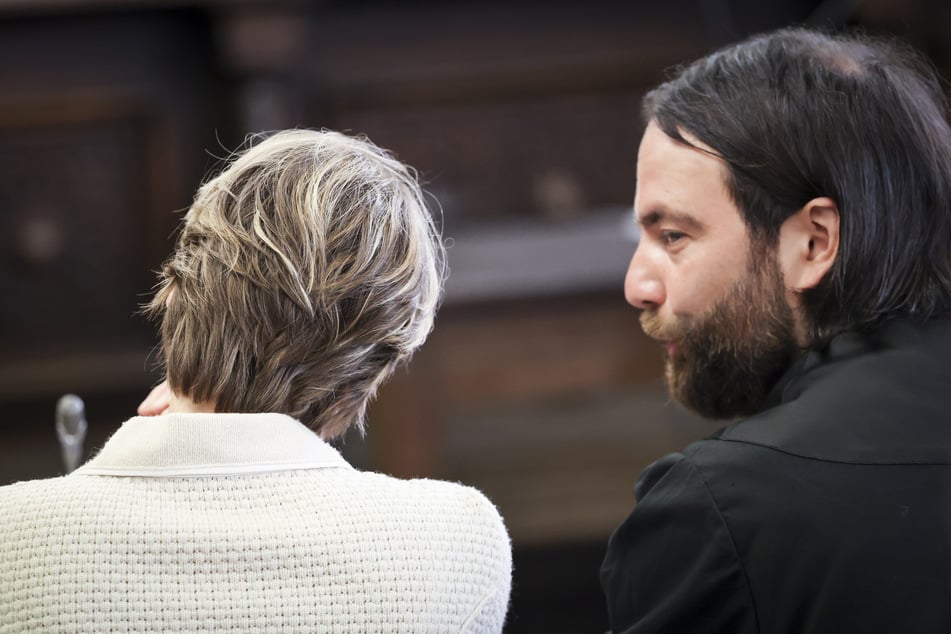 Ingo Bott (43) bespricht sich am Anfang des 46. Prozesstages mit seiner Mandantin.