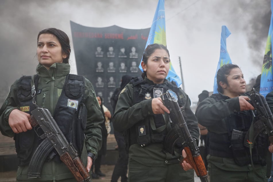 Auch Soldatinnen der kurdisch geführten und von den USA unterstützten Syrischen Demokratischen Kräfte (SDF) sind am Konflikt beteiligt.