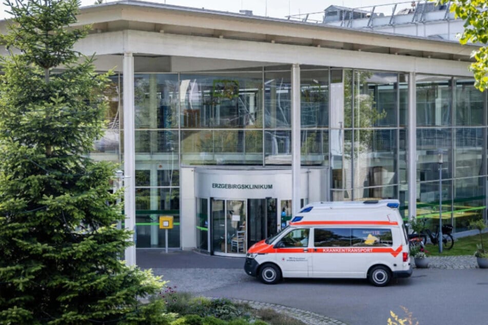 Das Erzgebirgsklinikum kündigte den ehemaligen Chefarzt fristlos. Gegen ihn wird wegen Körperverletzung und Beleidigung ermittelt.