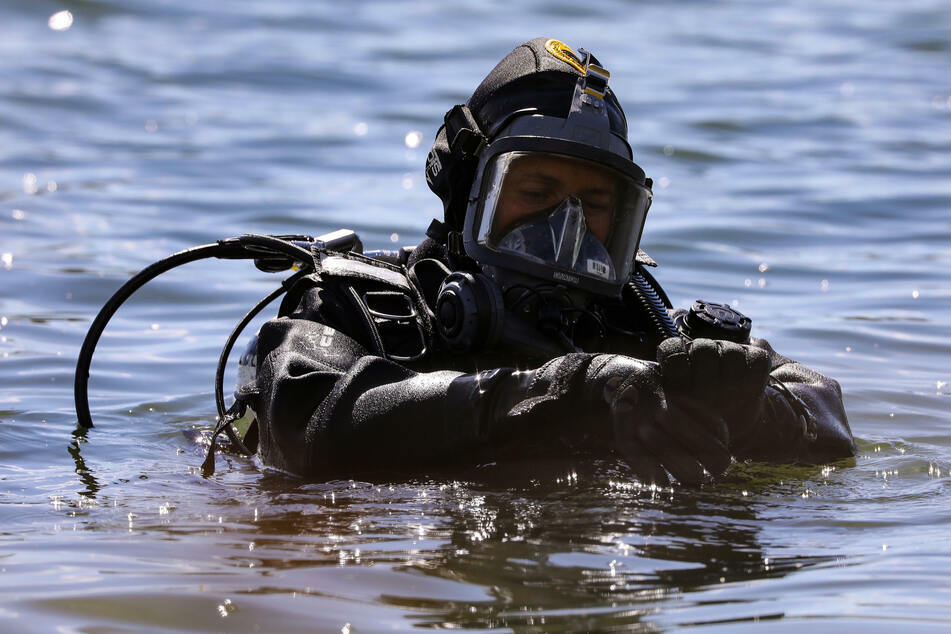 Nach etwa zwei Stunden fanden Taucher den Verunglückten im Baggersee. (Symbolbild)