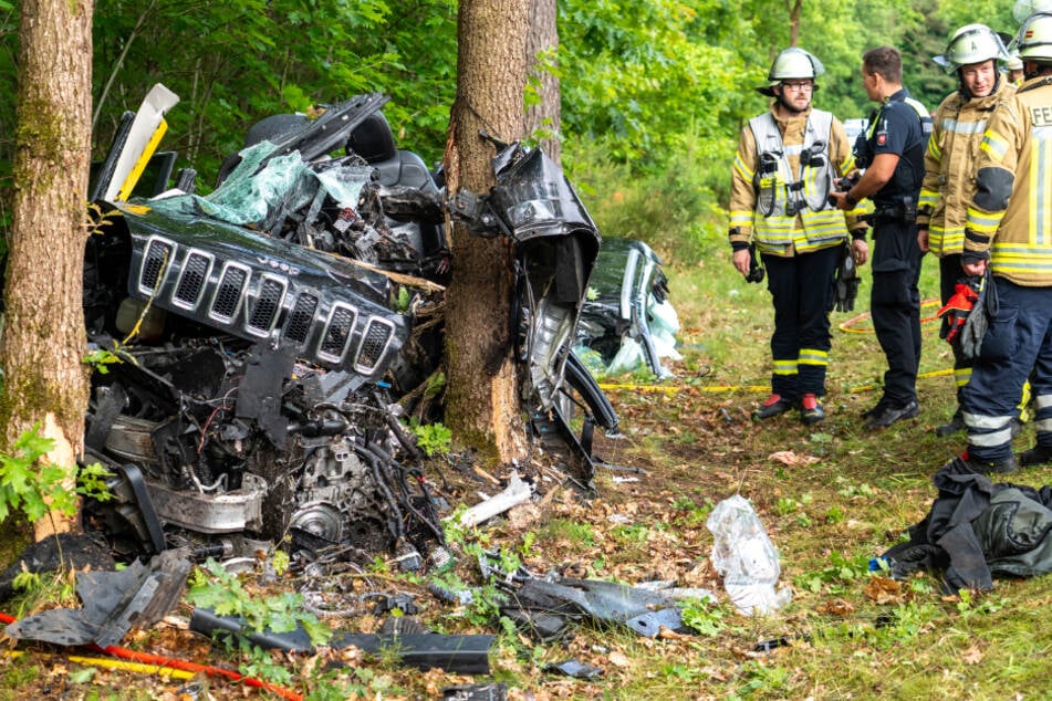 Bei einem Unfall in Schneverdingen sind vier Personen am Sonntagabend schwer bis schwerst verletzt worden.