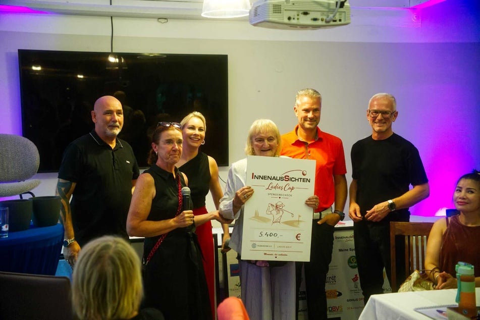 Gabi "Tante E" Edler (83) durfte sich am Ende des Abends über zahlreiche Spenden für ihren Verein freuen.