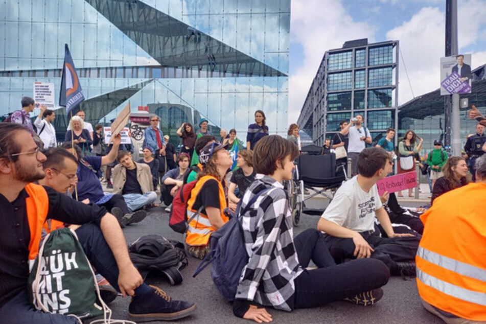 Die Unterstützer der Letzten Generation versammelten sich am Washingtonplatz vor dem Hauptbahnhof.