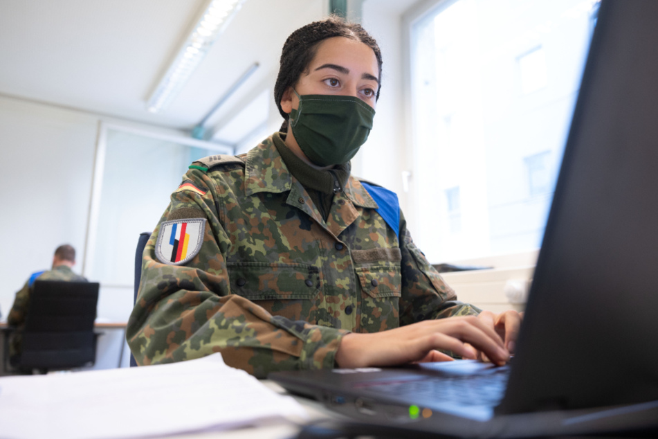 Eine Soldatin unterstützt das Gesundheitsamt bei der Nachverfolgung von Kontakten.