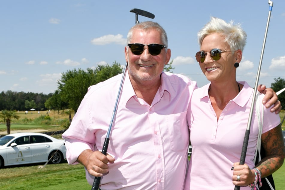 Heinz Hoenig (68), Schauspieler, und seine Frau Annika Kärsten-Hoenig (35) bei einem Charity-Golfturnier.