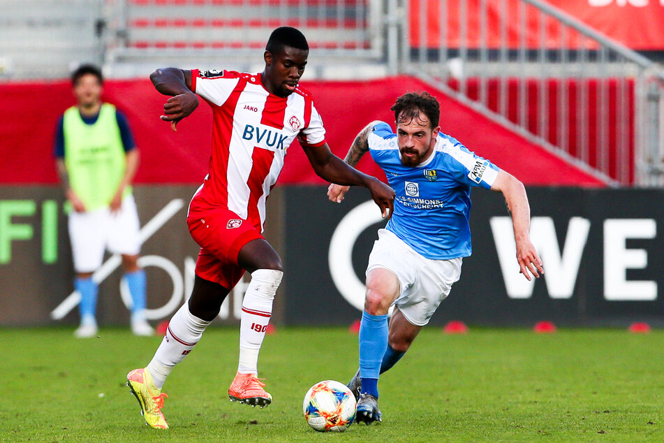 Leroy Kwadwo (24, v.-l.) stieg vor seiner Dynamo-Zeit auch schon mit den Würzburger Kickers in die 2. Bundesliga auf.