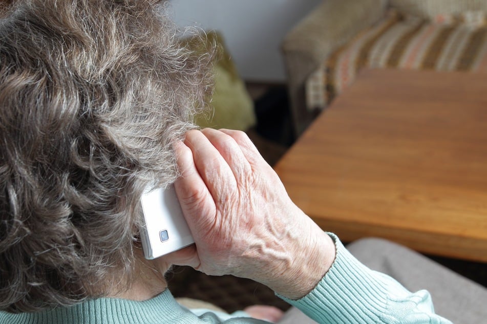 Eine Rentnerin (90) erhielt am Donnerstag einen Anruf von einer Enkeltrick-Betrügerin. Eine aufmerksame Bankangestellte konnte Schlimmeres verhindern (Symbolbild).