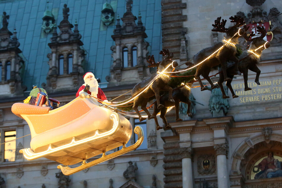 Auf dem Hamburger Weihnachtsmarkt ward er schon gesehen, der Weihnachtsmann und seine Rentiere. (Archivbild)