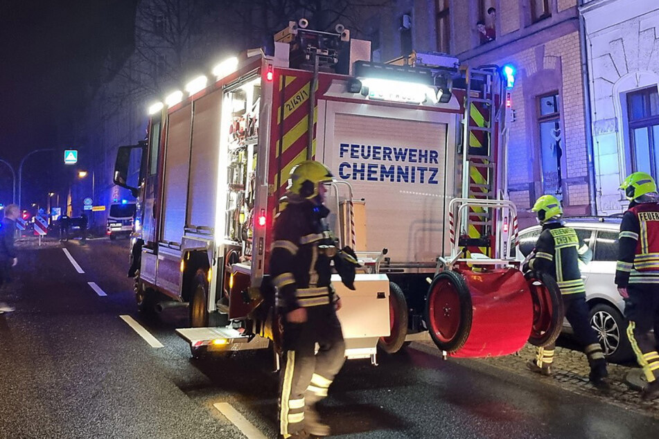 Feuerwehreinsatz auf dem Chemnitzer Sonnenberg: Am Donnerstagabend brannte es in einer Wohnung in einem Mehrfamilienhaus.