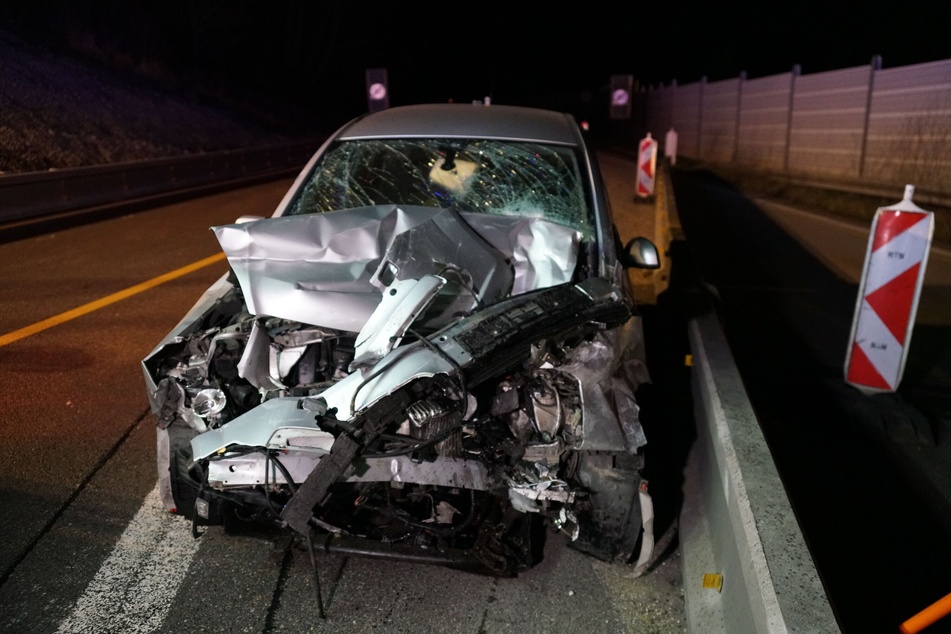 Die Front des Opel wurde durch den Crash total zerstört.