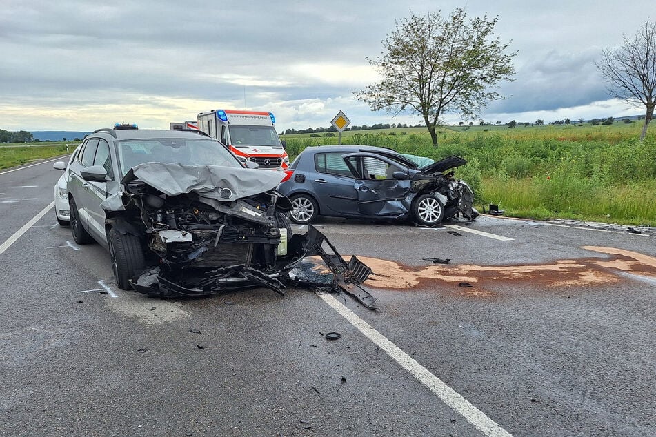 Zwei Fahrzeugführer wurden in umliegende Kliniken gebracht. Die Straße war voll gesperrt.