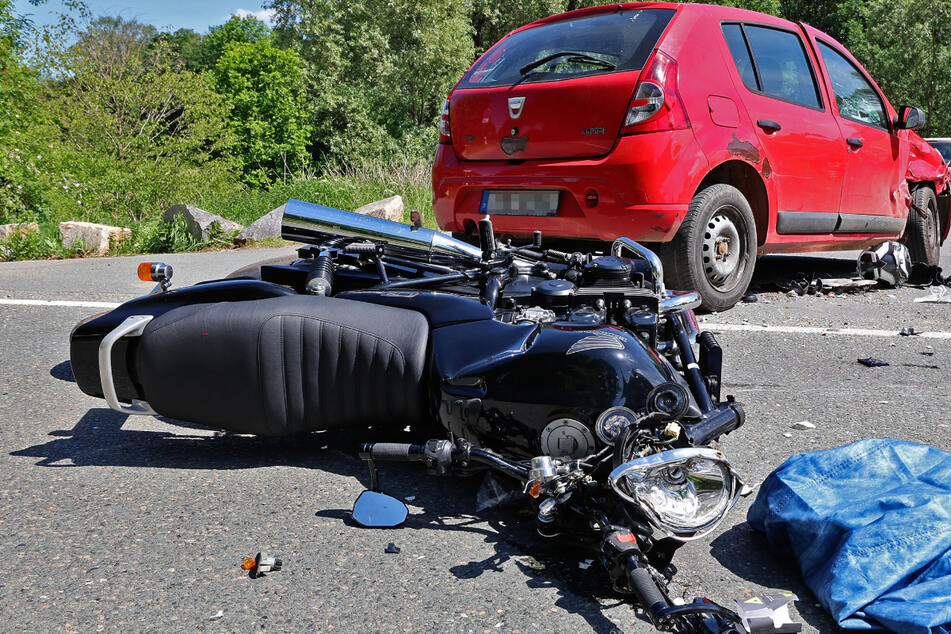 Schwerer Motorrad-Unfall bei Zwickau: Dacia kracht mit Biker zusammen