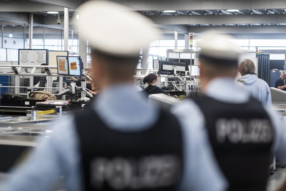 Bundespolizeibeamte an der Luftsicherheitskontrollstelle Flughafen Köln/Bonn.