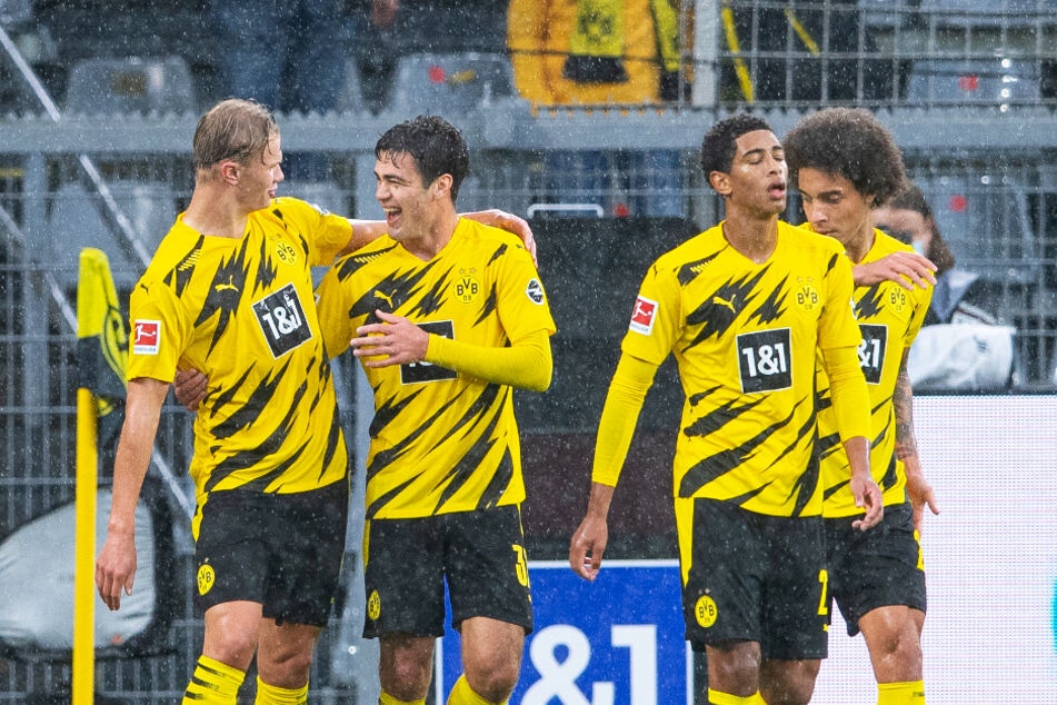 Doppelpacker Erling Haaland (l.) jubelt mit Giovanni Reyna (2.v.l.), der drei BVB-Tore vorbereitete, über seinen Treffer zum 1:0. Jude Bellingham (2.v.r.) und Axel Witsel freuen sich mit.