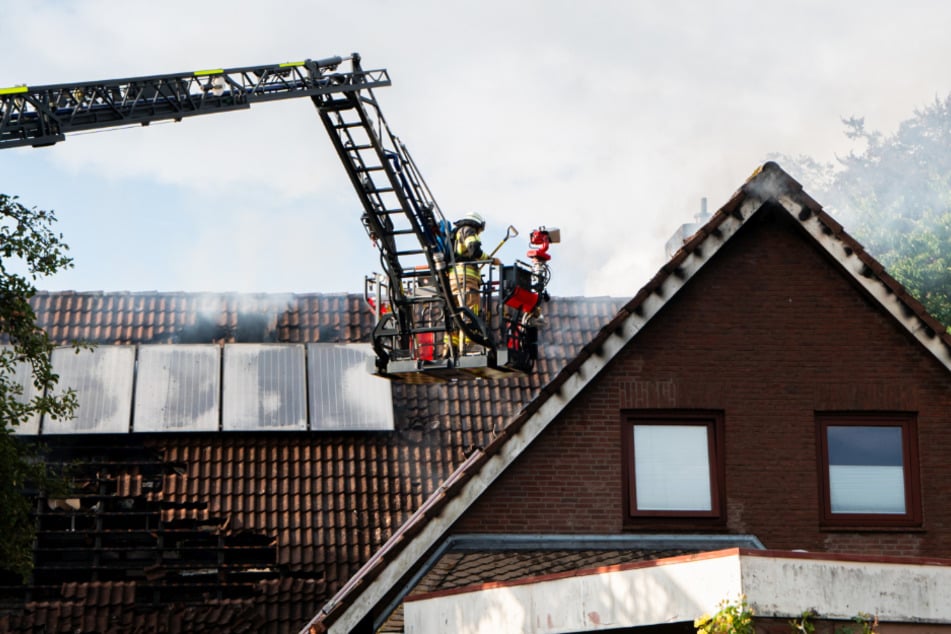 Die Feuerwehr war am Dienstag an einem Einfamilienhaus in Eutin im Einsatz. Womöglich sorgte ein technischer Defekt der Solaranlage für einen Brand.