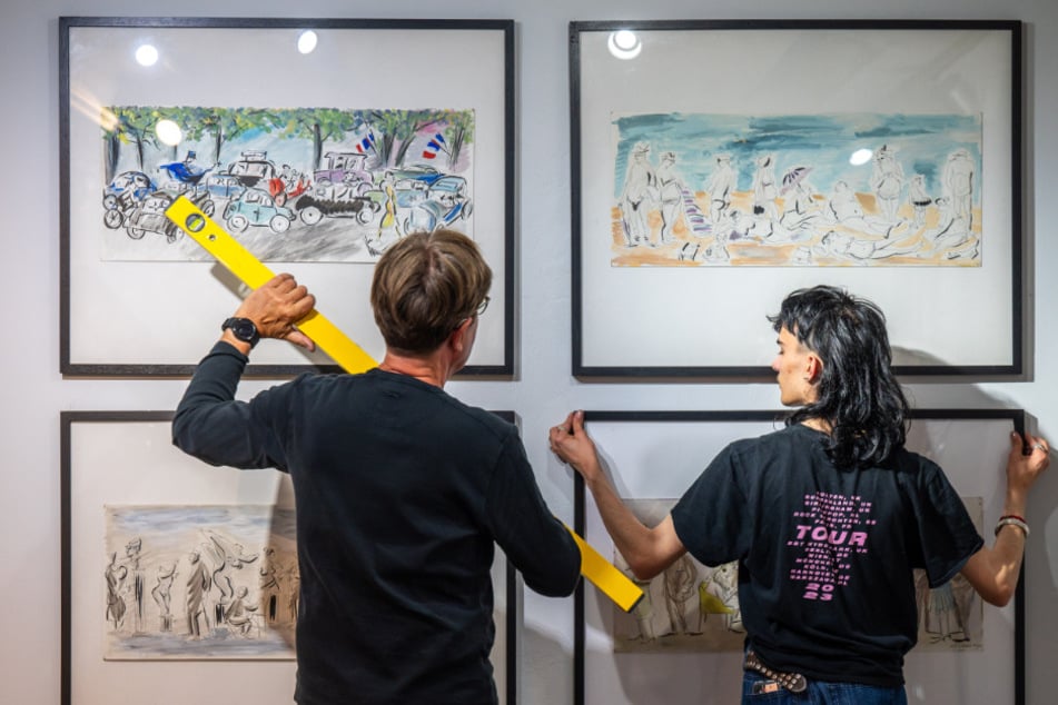 Galerist Bernd Weise (68, l.) hängt mit einem Helfer die Zeichnungen in der Galerie in der Inneren Klosterstraße auf.