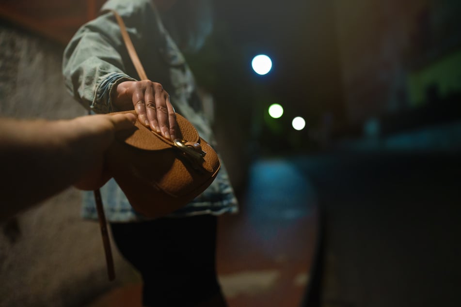 Einer Frau (47) wurde am Donnerstagabend in Chemnitz die Handtasche entrissen. (Symbolbild)