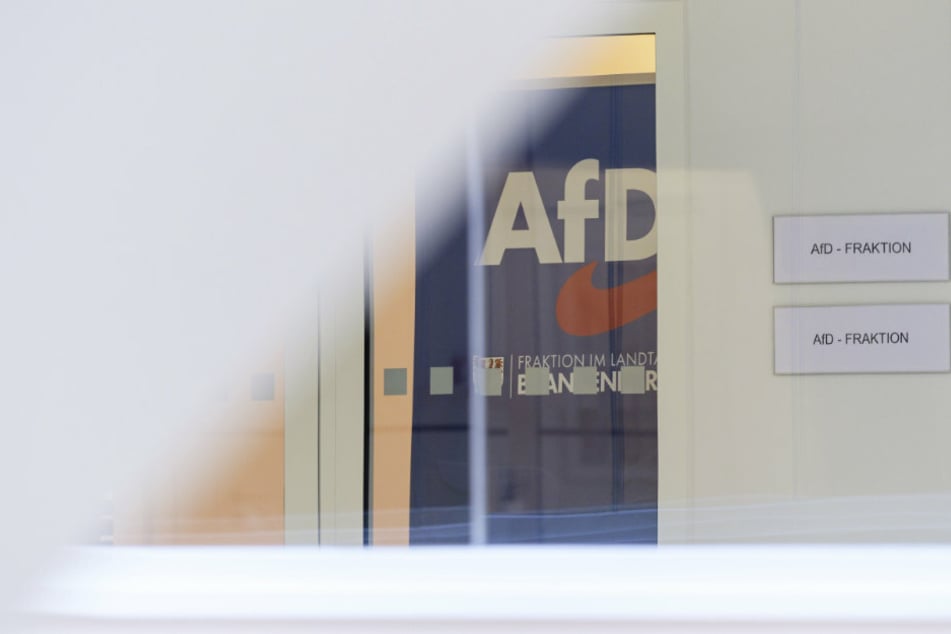 Das Logo der Partei Alternative für Deutschland (AfD) ist am Eingang zur Brandenburger Landtags-Fraktion angebracht.