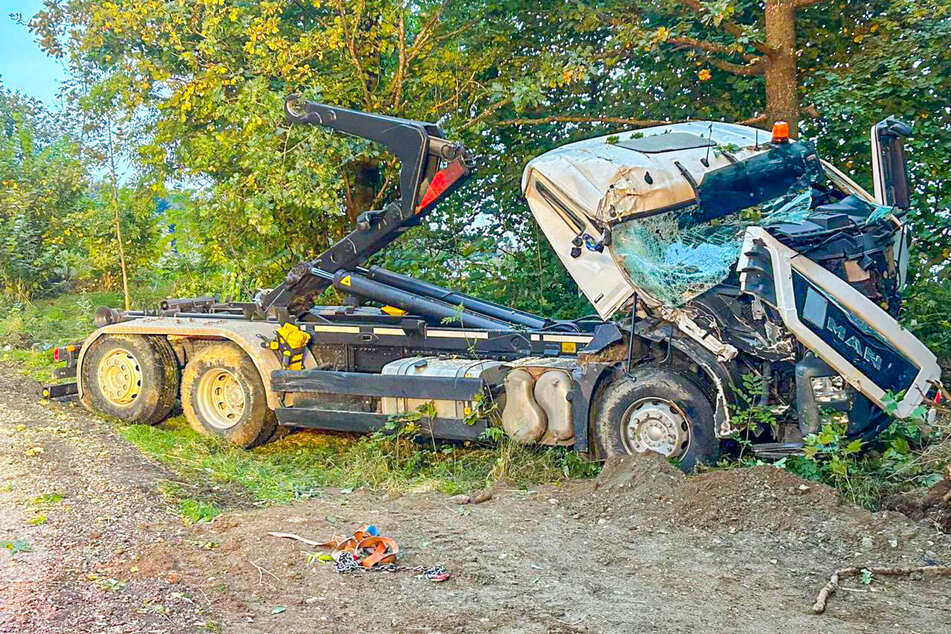 Der Muldenkipper krachte in zwei Bäume, nachdem er den Arbeiter (36) erfasst hatte.