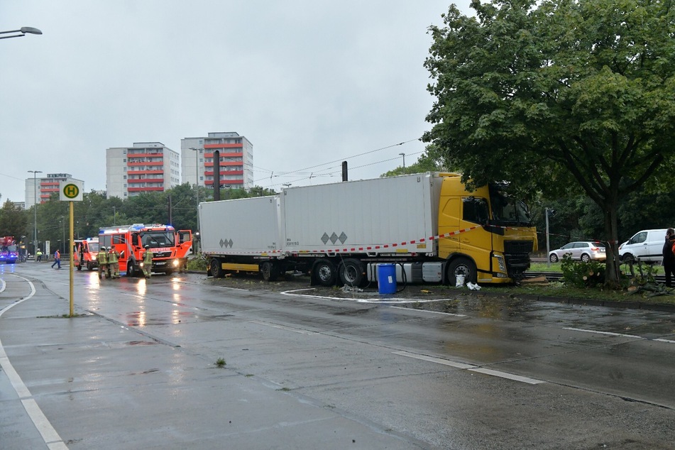 Ein Lkw ist in Marzahn von der Straße abgekommen.
