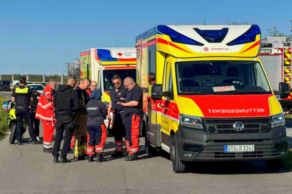 Mann und Frau von Boot in die Elbe geschleudert: Schiffsbesatzung eilt zu Hilfe