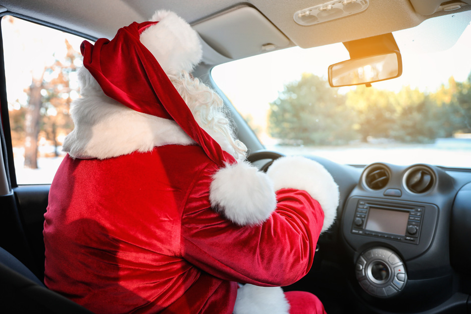 Der "Weihnachtsmann" war mit seinem Auto mit einer Hausfassade und einem parkenden Fahrzeug kollidiert. (Symbolbild)