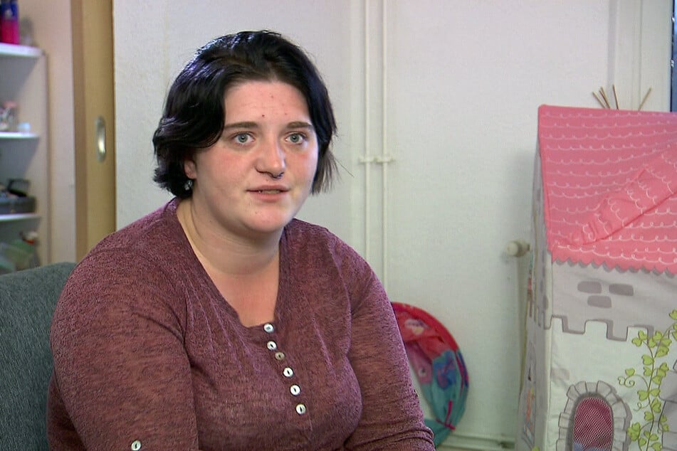Nadine (24) ist alleinerziehend und lebt von Bürgergeld.