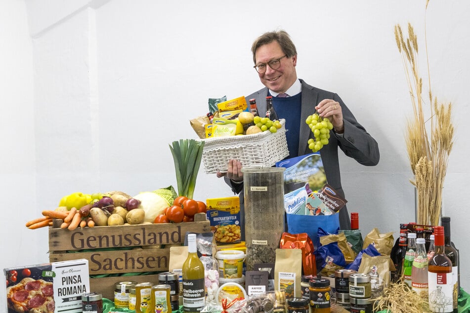 Landwirtschaftsminister Georg Ludwig von Breitenbuch (54, CDU) mit einer Bandbreite sächsischer Produkte.