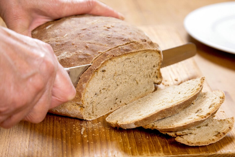 Bei feuchtheißem Wetter sollte Brot in den Kühlschrank. (Symbolbild)