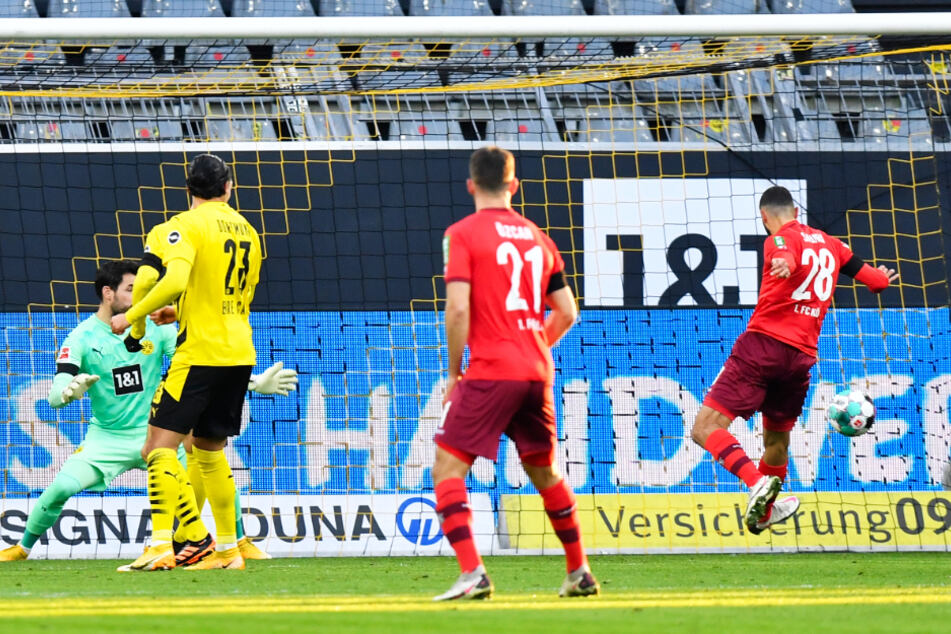 Die frühe Kölner Führung: Ellyes Skhiri (r.) drückt den Ball zum 1:0 für den FC über die Linie.