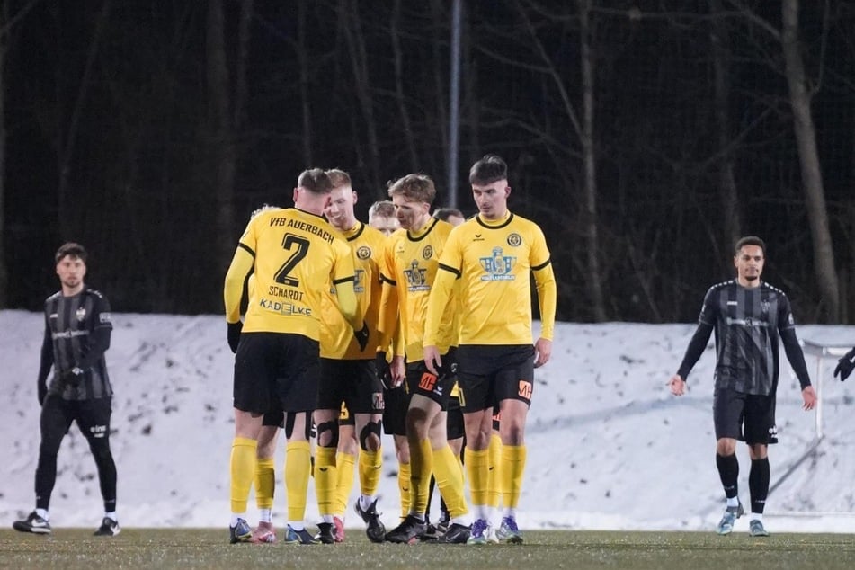 Die Auerbacher bejubeln den Führungstreffer von Cedric Graf (Mitte). Der Stürmer erzielte mit einem Traumtor das 1:0.