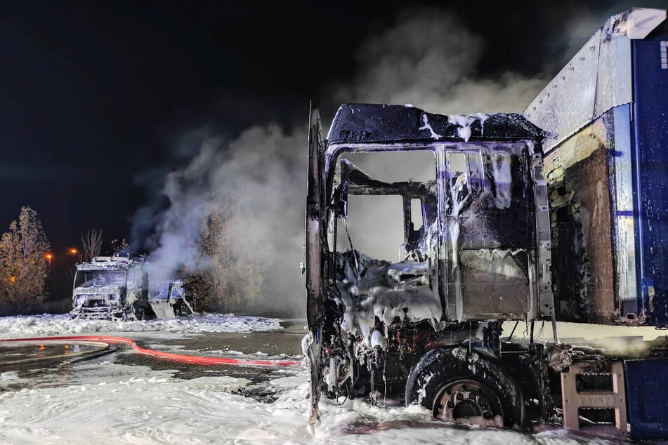 Zwei Lastwagen der Firma Rothkegel brannten in der Nacht zu Freitag vollständig aus.