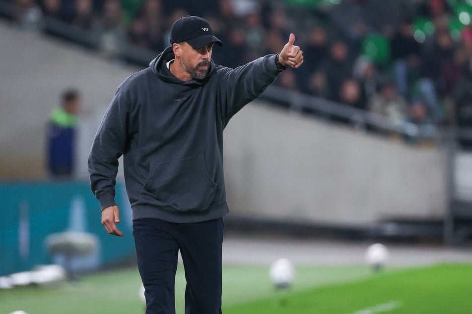 Auch für Coach Sandro Wagner (38) könnte es bald eng werden.