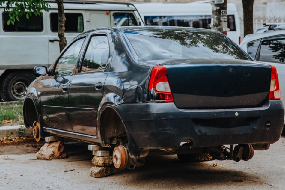 Die Diebe stellten die Autos auf Steinen ab. (Symbolfoto)