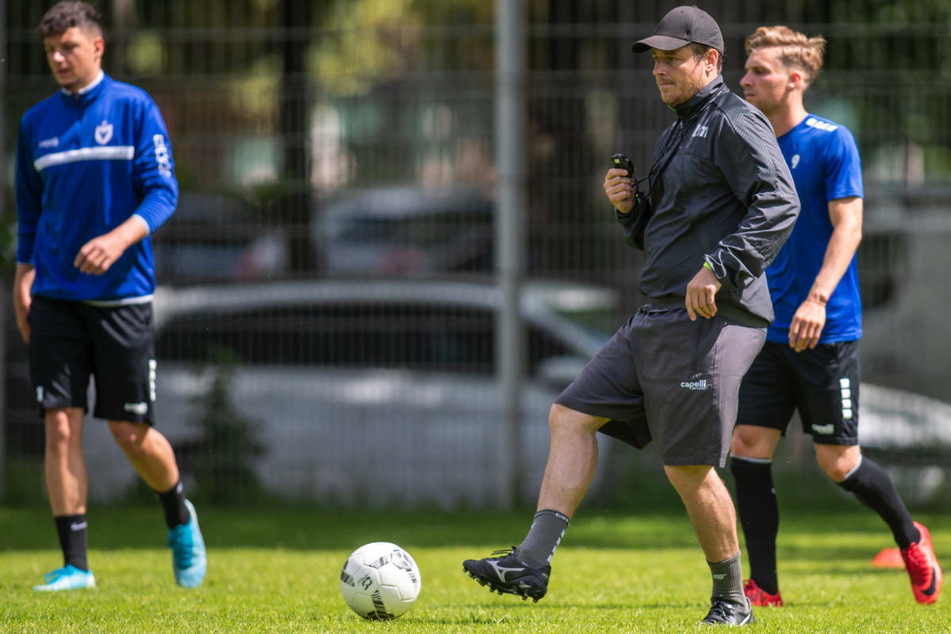 Viktoria-Coach Benedetto Muzzicato (42) beim Training. Nach dem 2:1-Auftaktsieg gegen Viktoria Köln ist der 42-Jährige stolz auf seine Mannschaft.