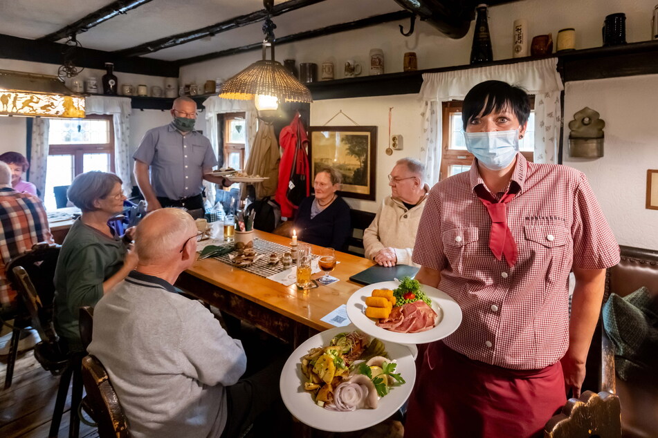 Herzhaftes Essen, gemütliches Beisammensein: Das soll es im Restaurant "Köhlerhütte" im Erzgebirge weiterhin für alle geben.