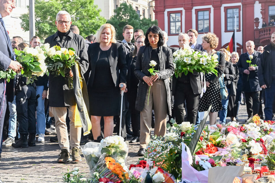 Vielzählige Menschen, darunter Nancy Faeser (53, SPD, M.), Thomas Strobl (64, CDU) und Muhterem Aras (58, Bündnis 90/Die Grünen), legten Blumen am Marktplatz Mannheim nieder.